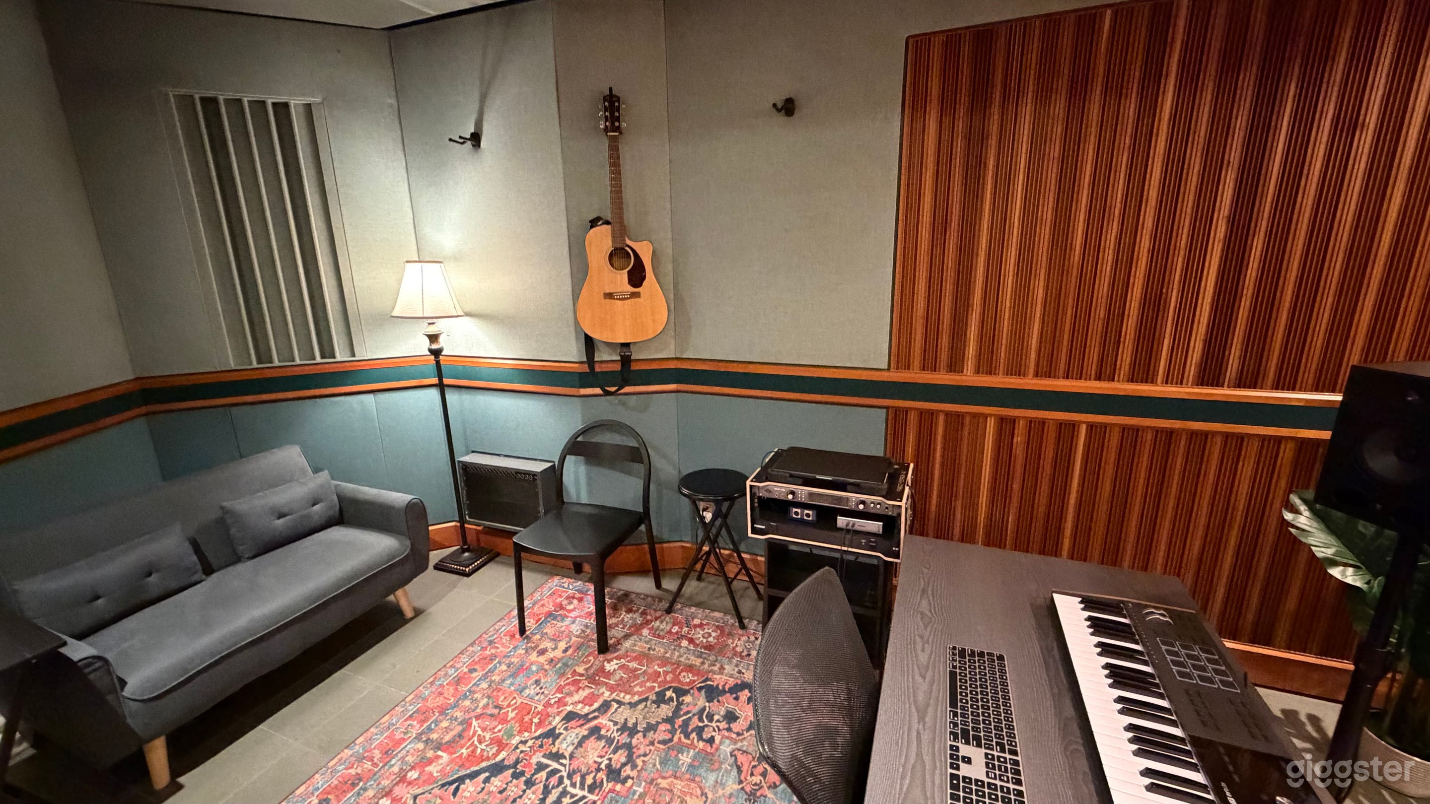 Intimate Music Studio Photo 3
