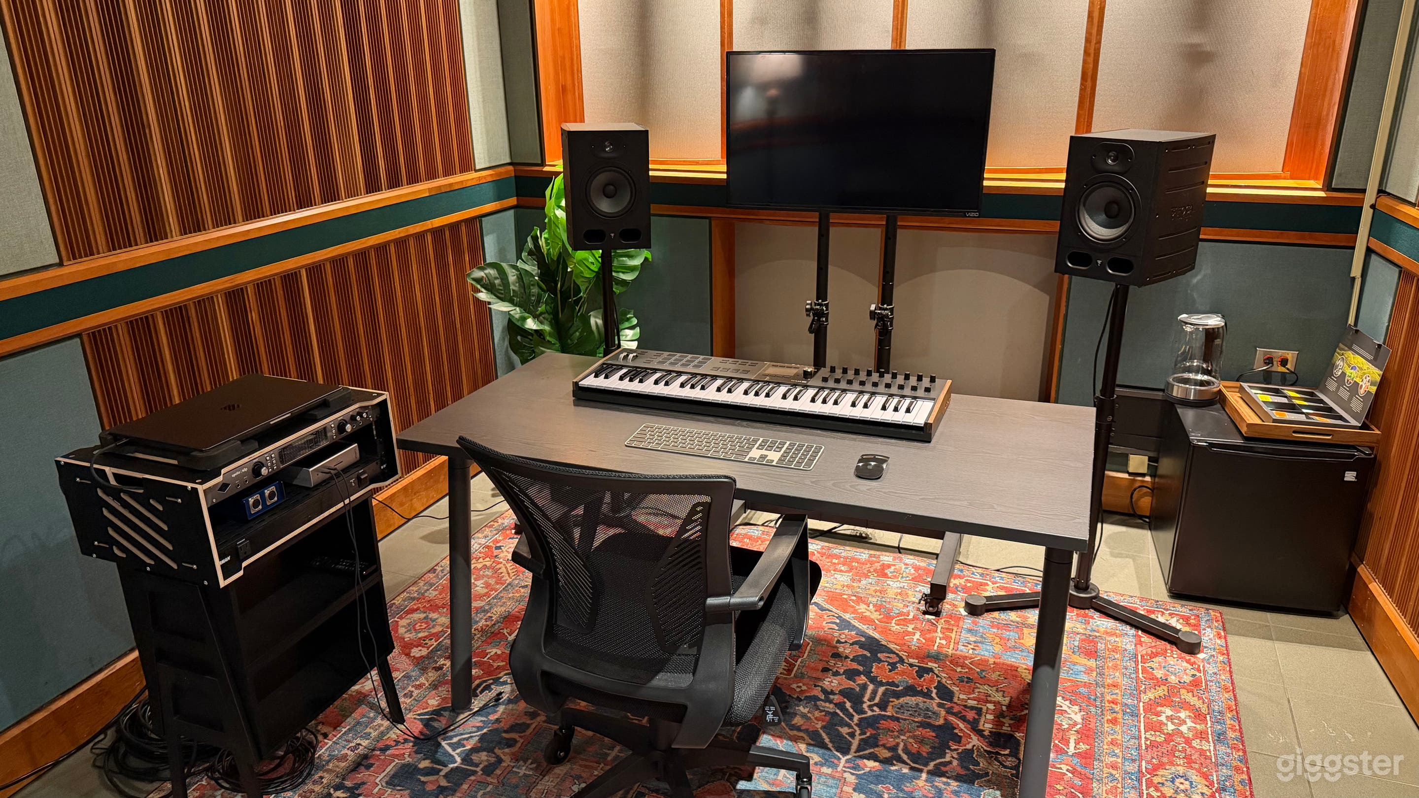 Intimate Music Studio Photo 2