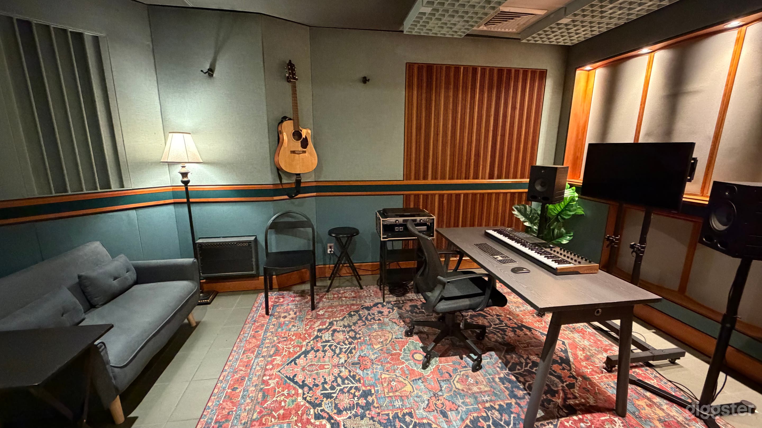 Intimate Music Studio Photo 1