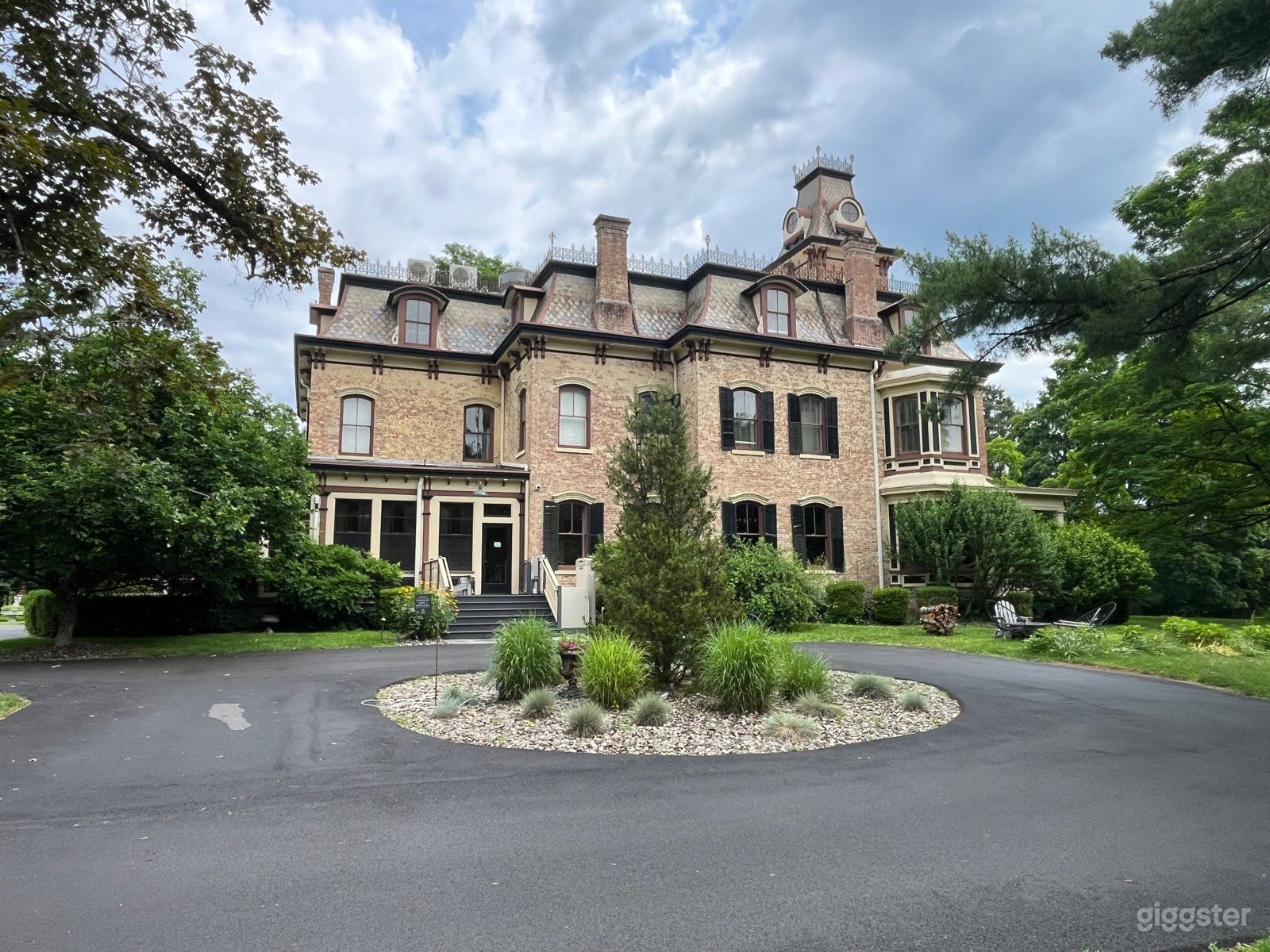 Elegant, Old-World Kingston Estate Photo 2