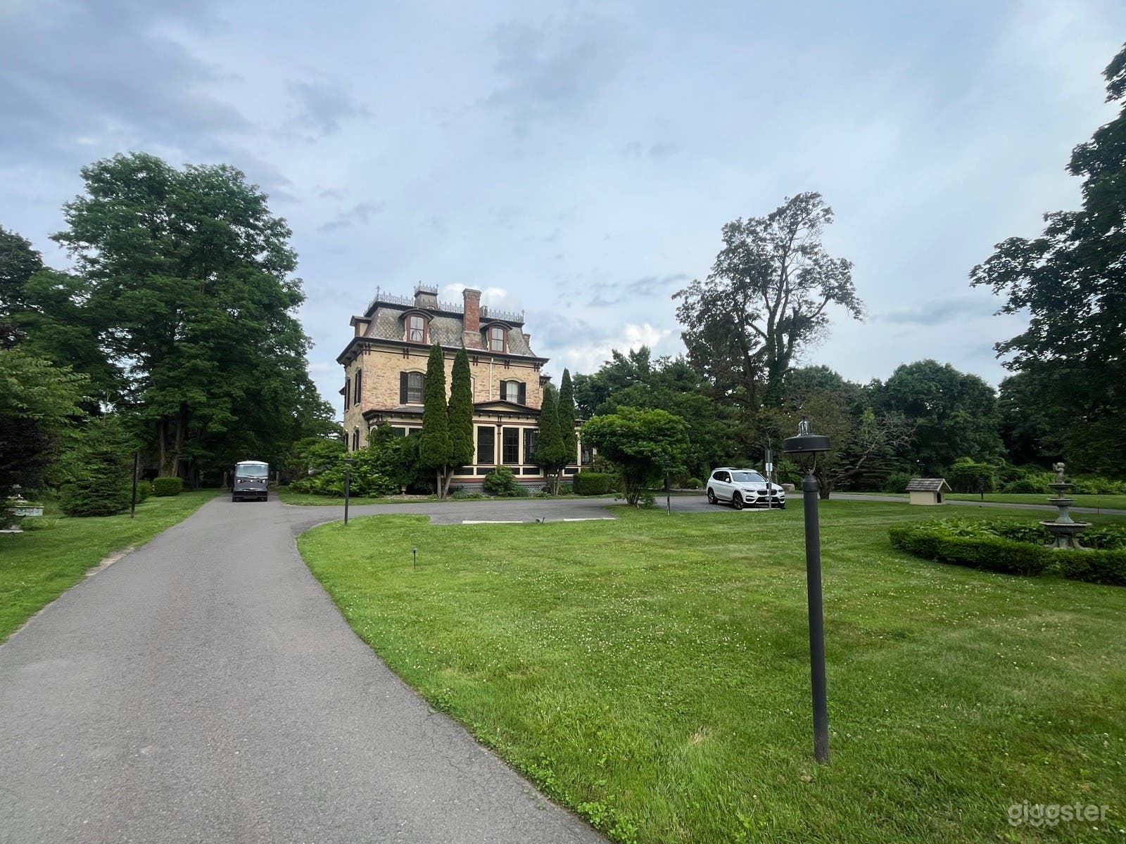 Elegant, Old-World Kingston Estate Photo 3