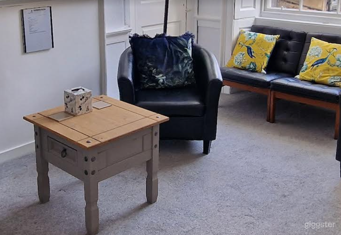 Cozy Meeting Room 2 in Edinburgh Photo 4