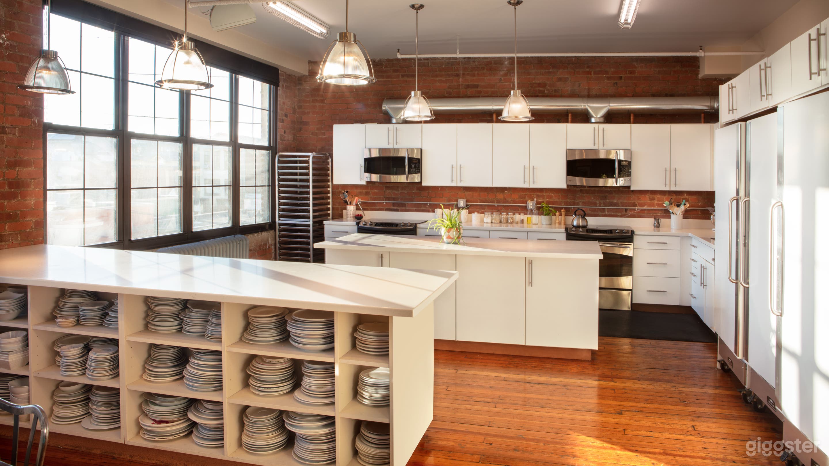 Stunning Spacious Two Studio Loft with Kitchen Photo 3