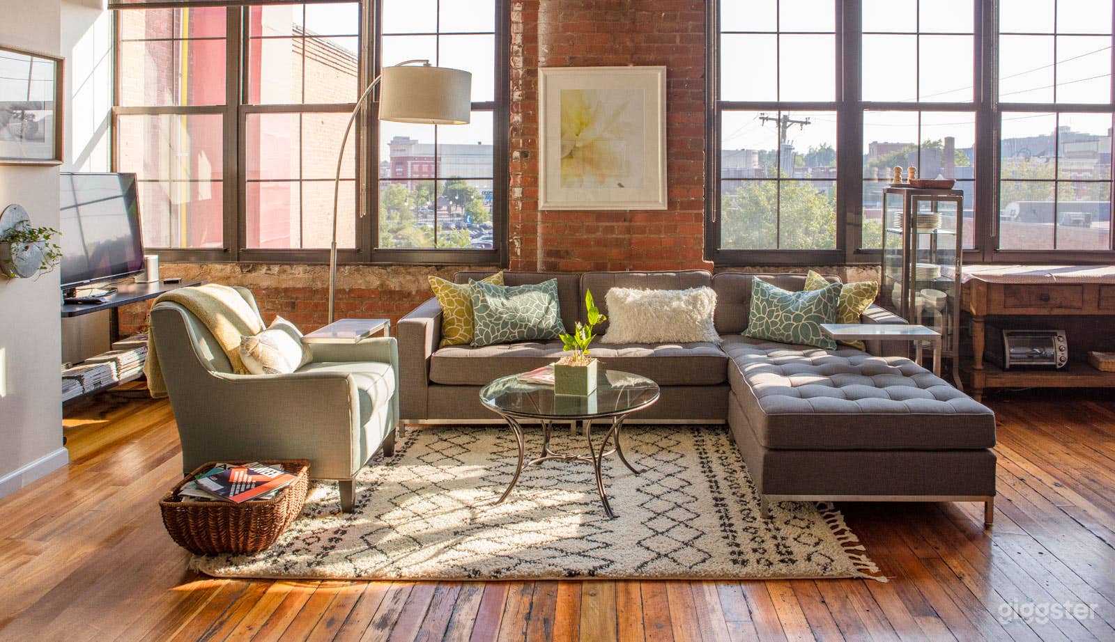 Stunning Spacious Two Studio Loft with Kitchen Photo 1