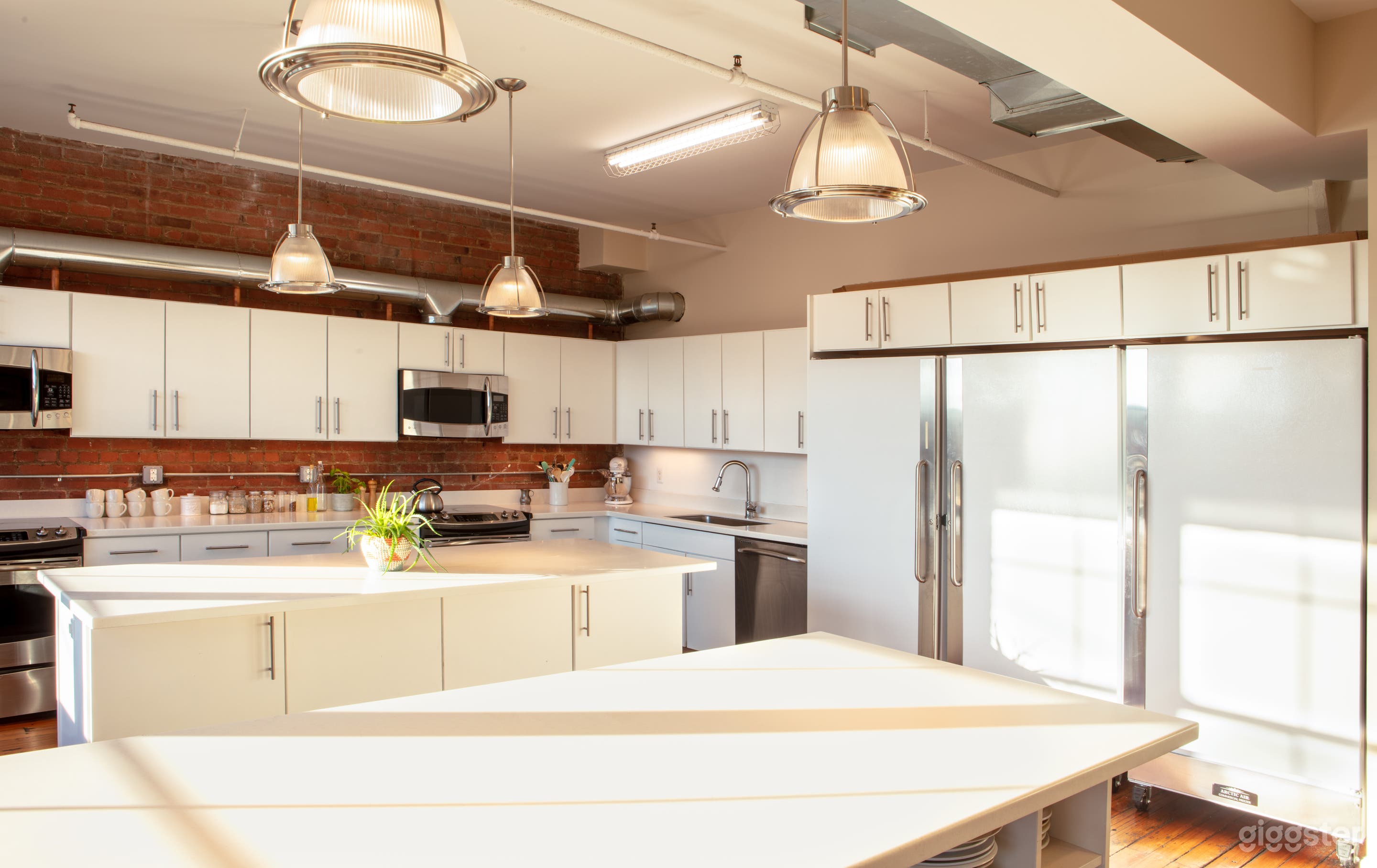 Stunning Spacious Two Studio Loft with Kitchen Photo 2