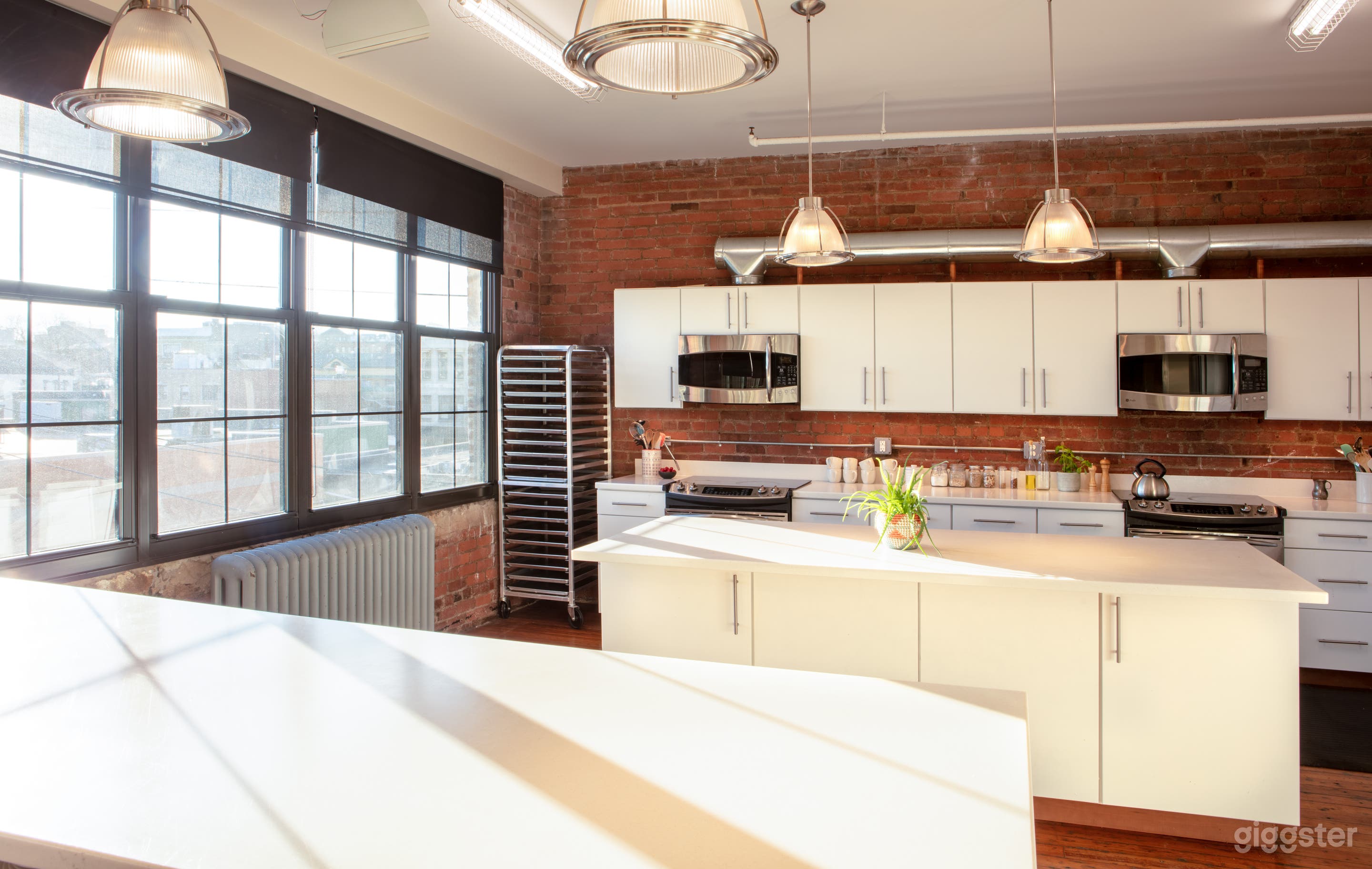 Stunning Spacious Two Studio Loft with Kitchen Photo 4