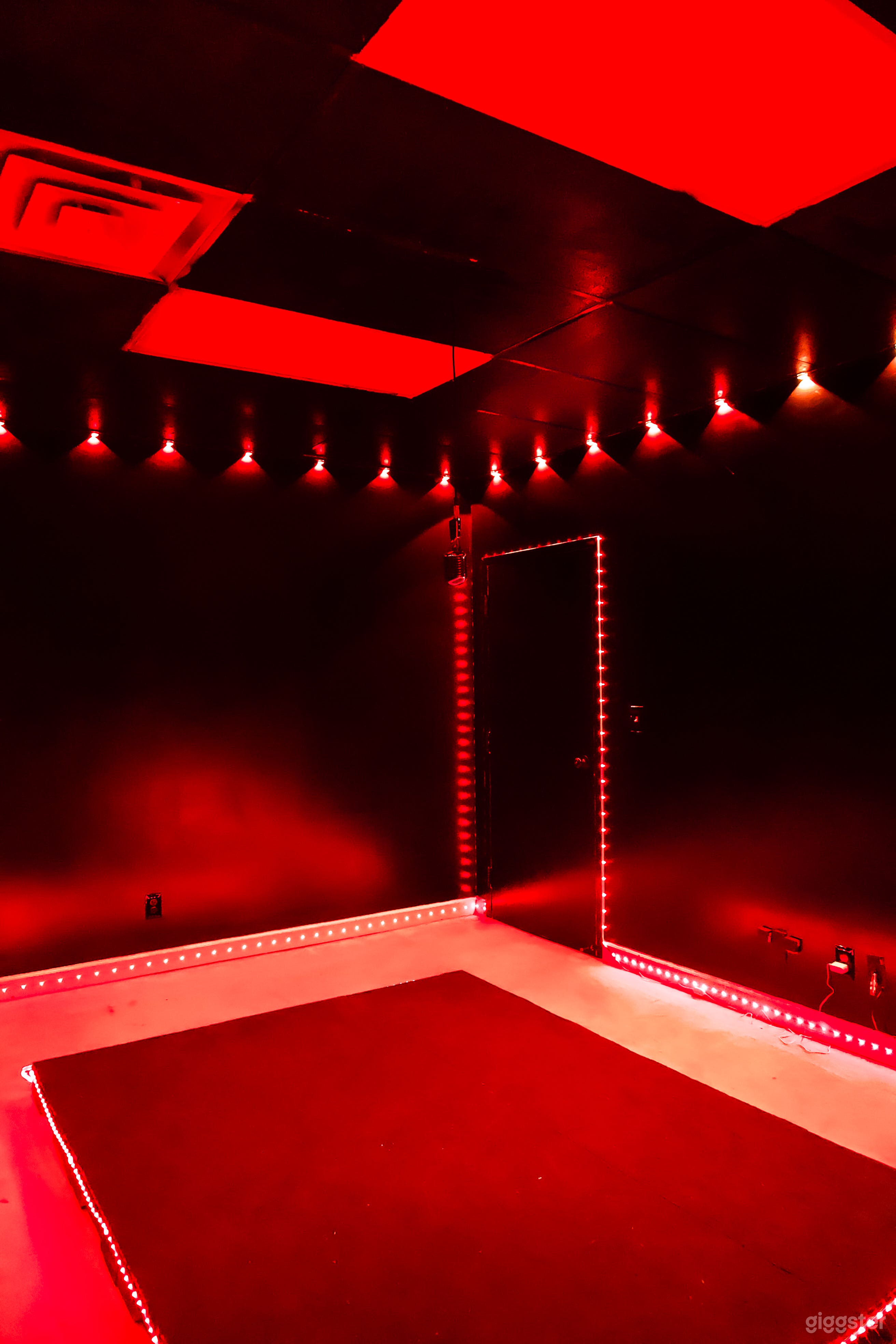 The Spotlight Room Photo 1