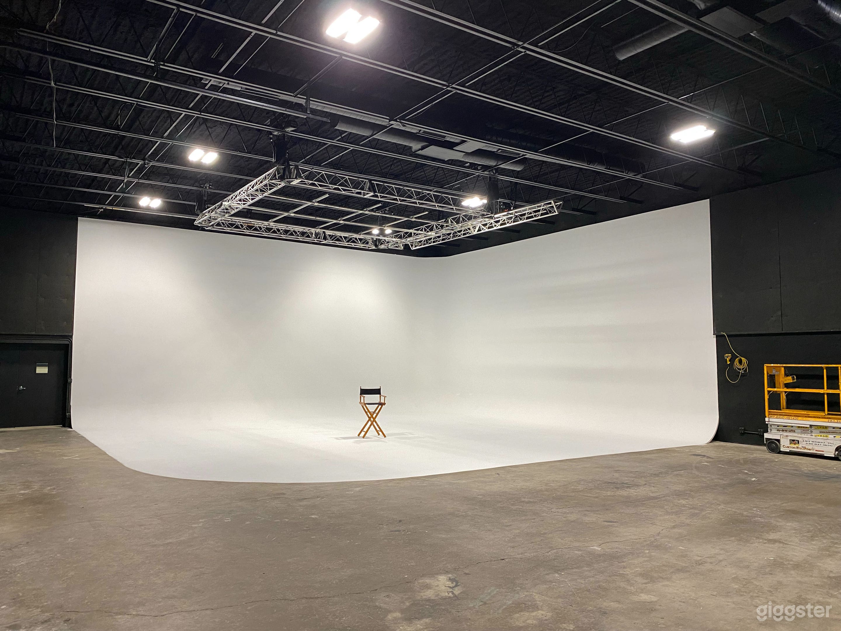 Well equipped film / video studio - sound stage Photo 2