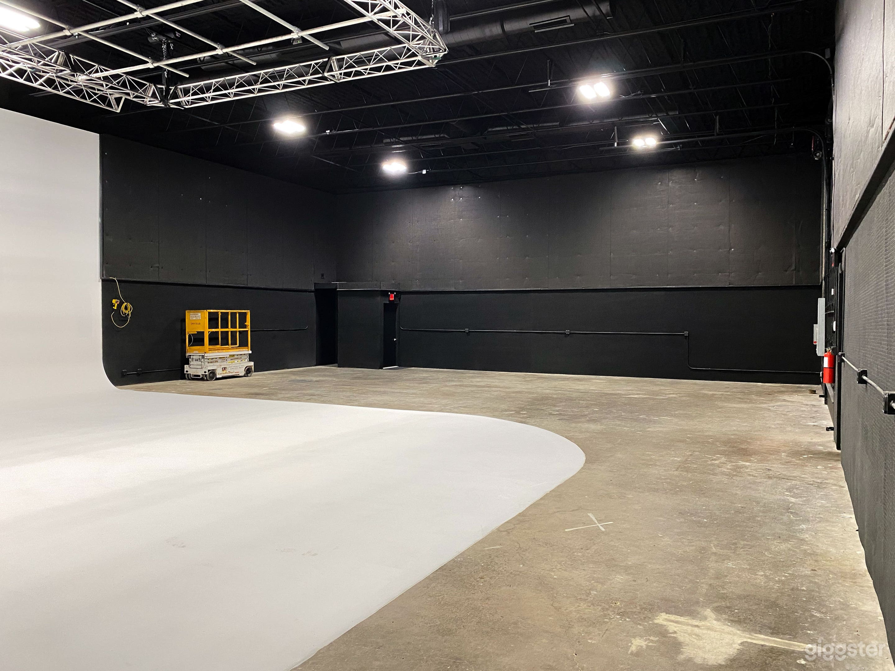 Well equipped film / video studio - sound stage Photo 4