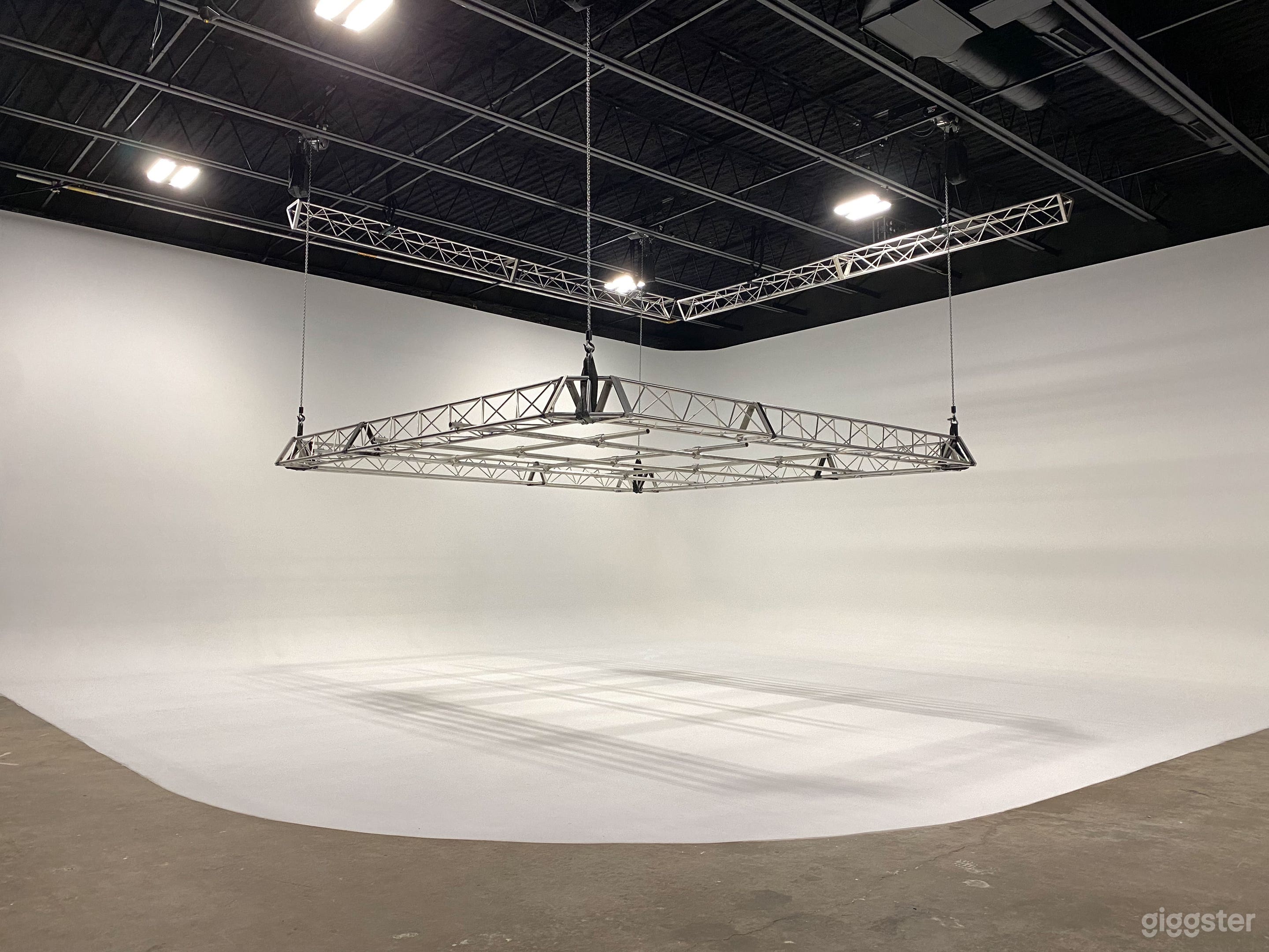 Well equipped film / video studio - sound stage Photo 3