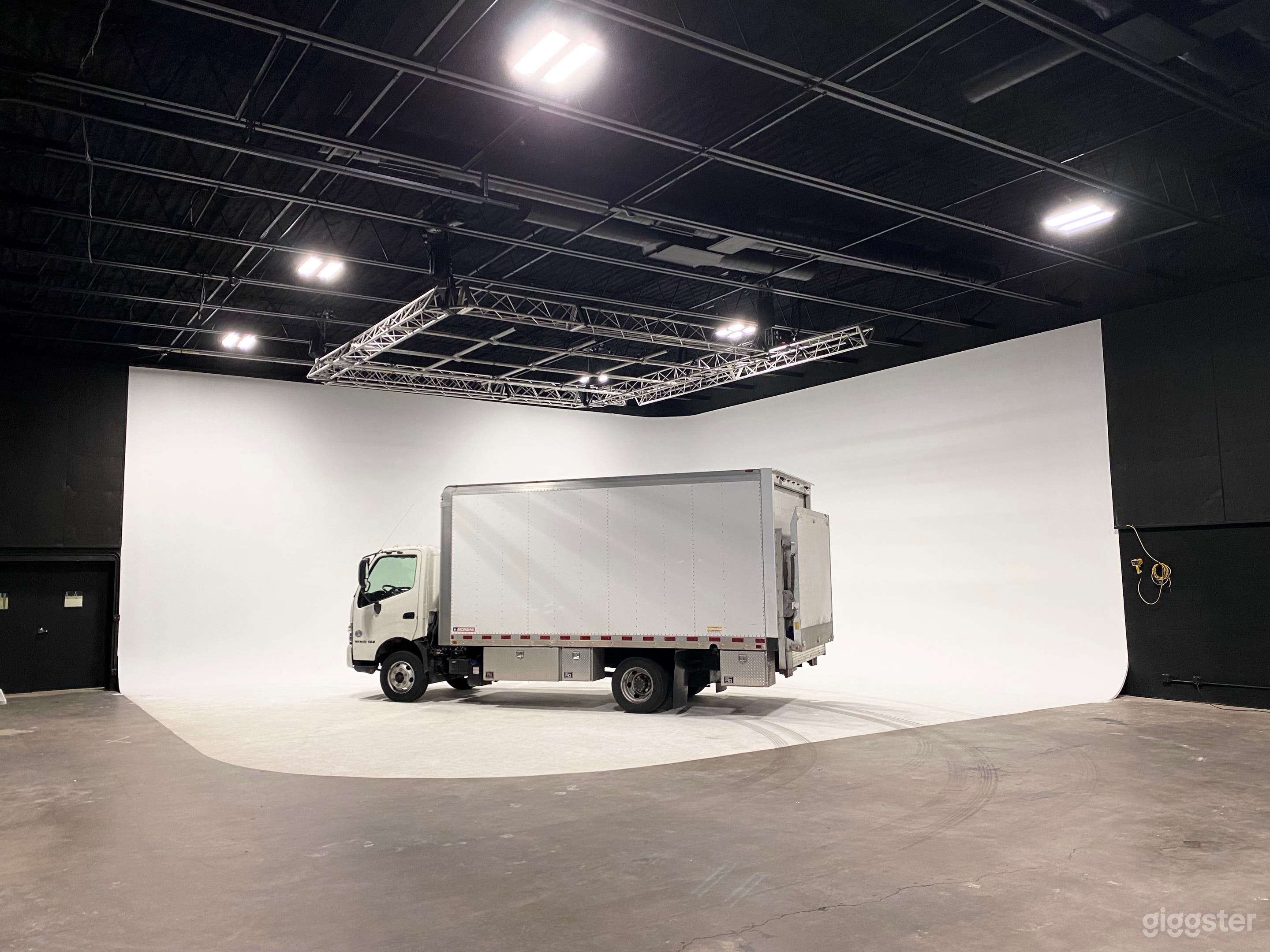 Well equipped film / video studio - sound stage Photo 1