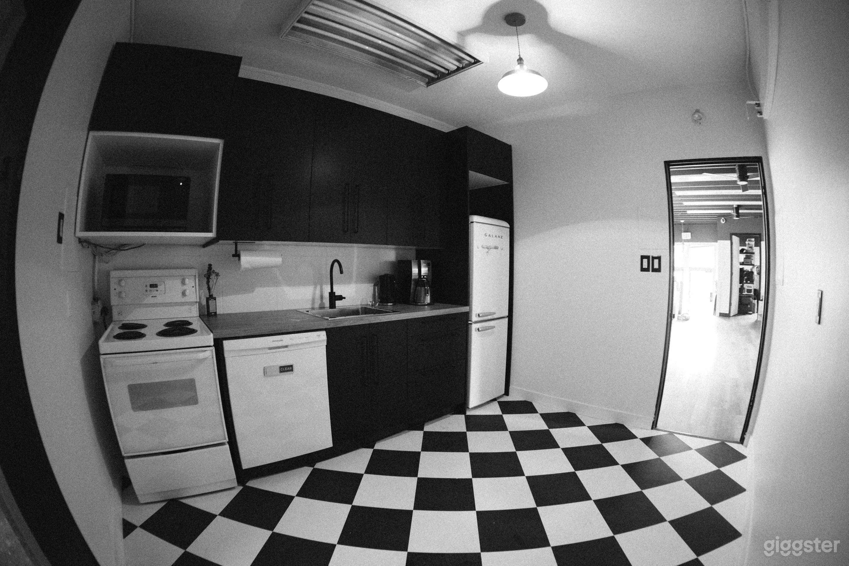 Cozy Office, Boardroom &amp; Kitchen Photo 3