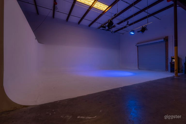  Studio de production industriel avec mur cyclorama (CYC) de 15ft 