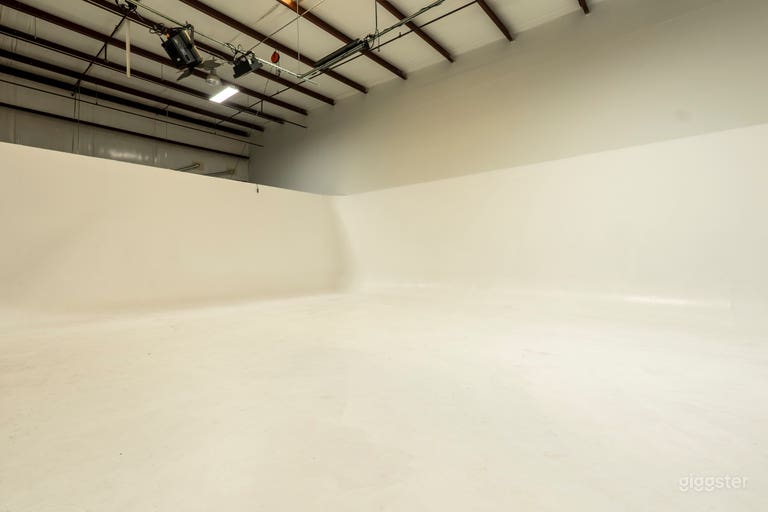  Studio de production industriel avec mur cyclorama (CYC) de 15ft 