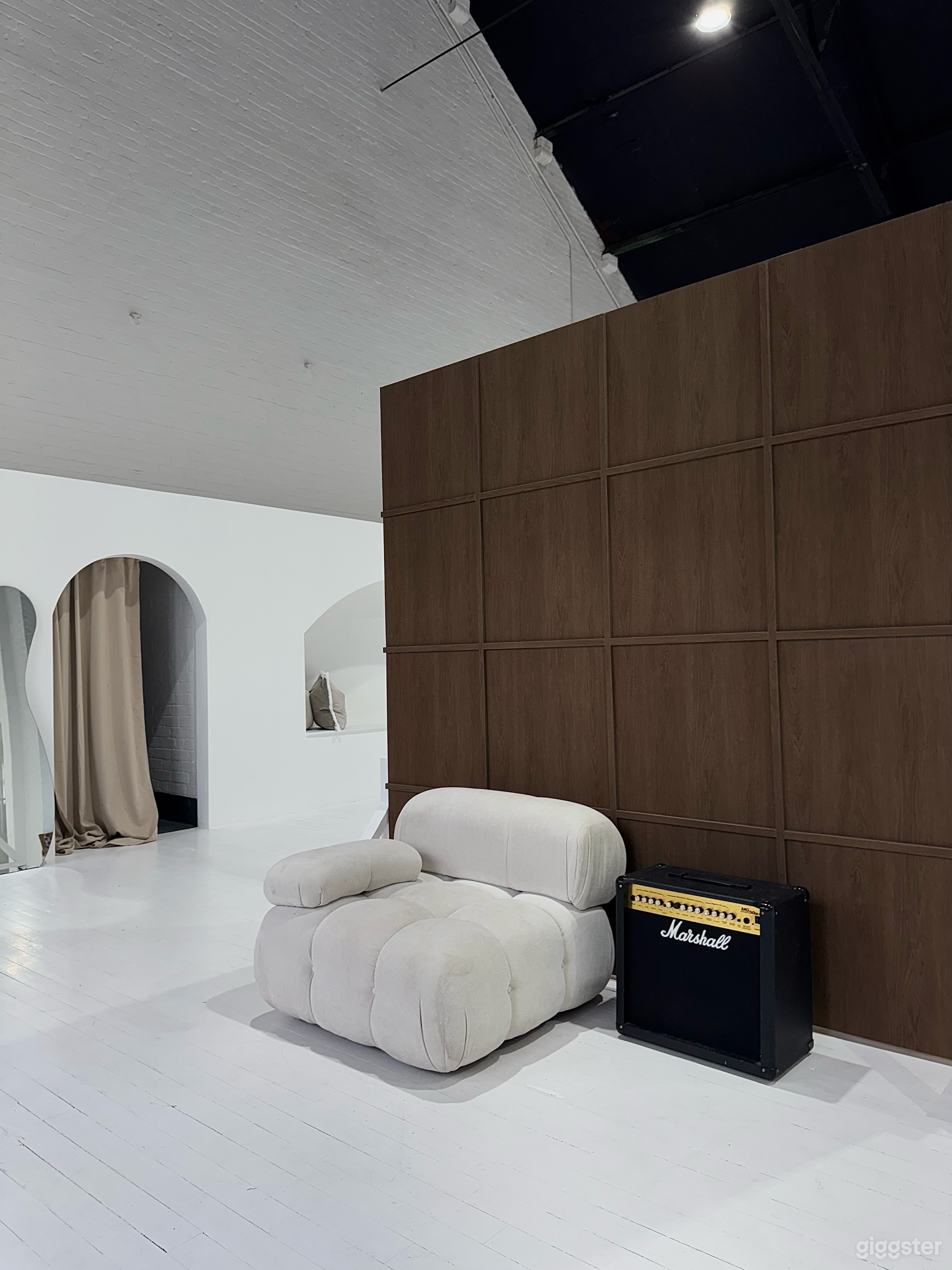 Studio 3500sqft Contemporary Space Photo 4