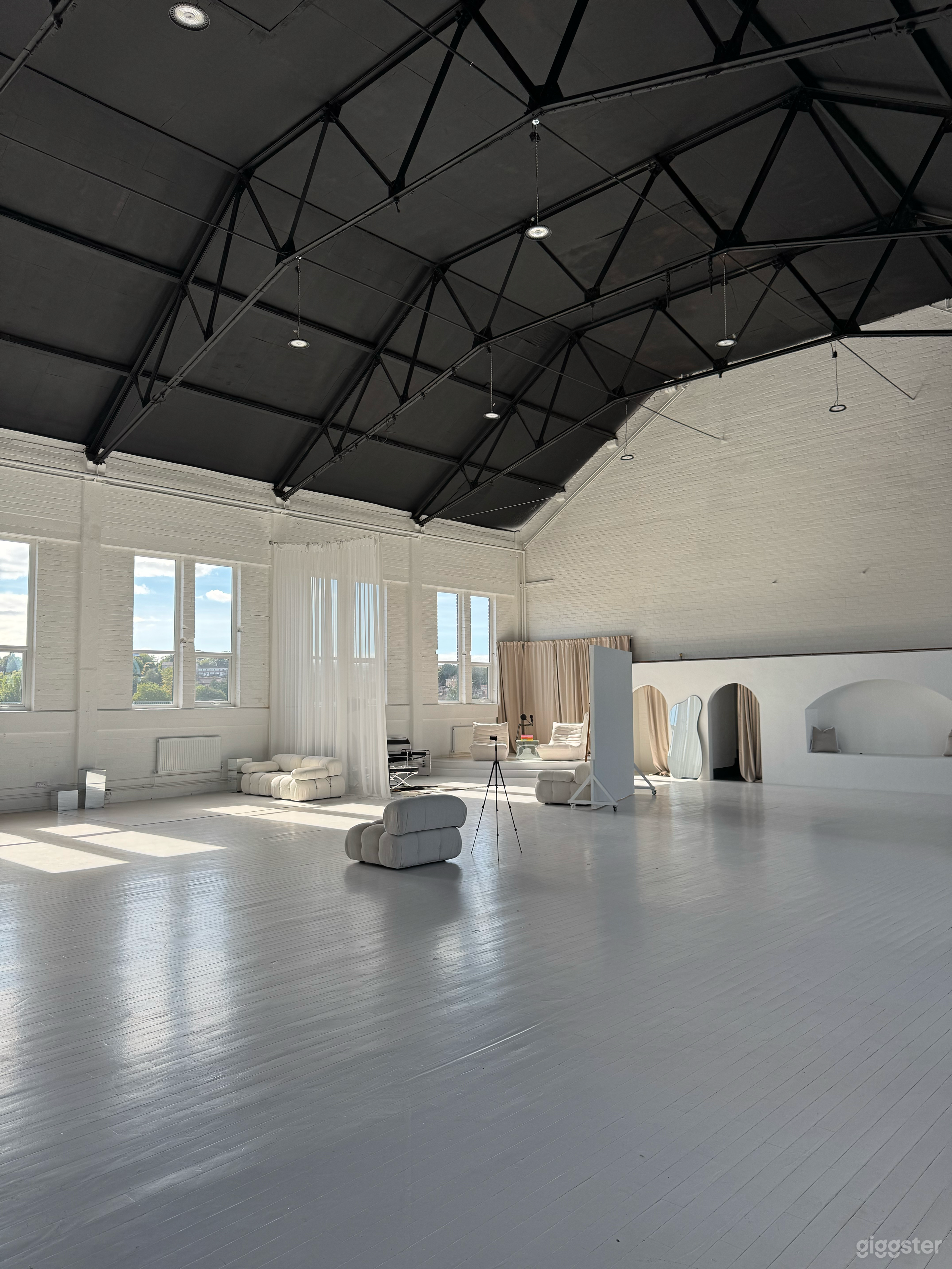 Studio 3500sqft Contemporary Space Photo 3