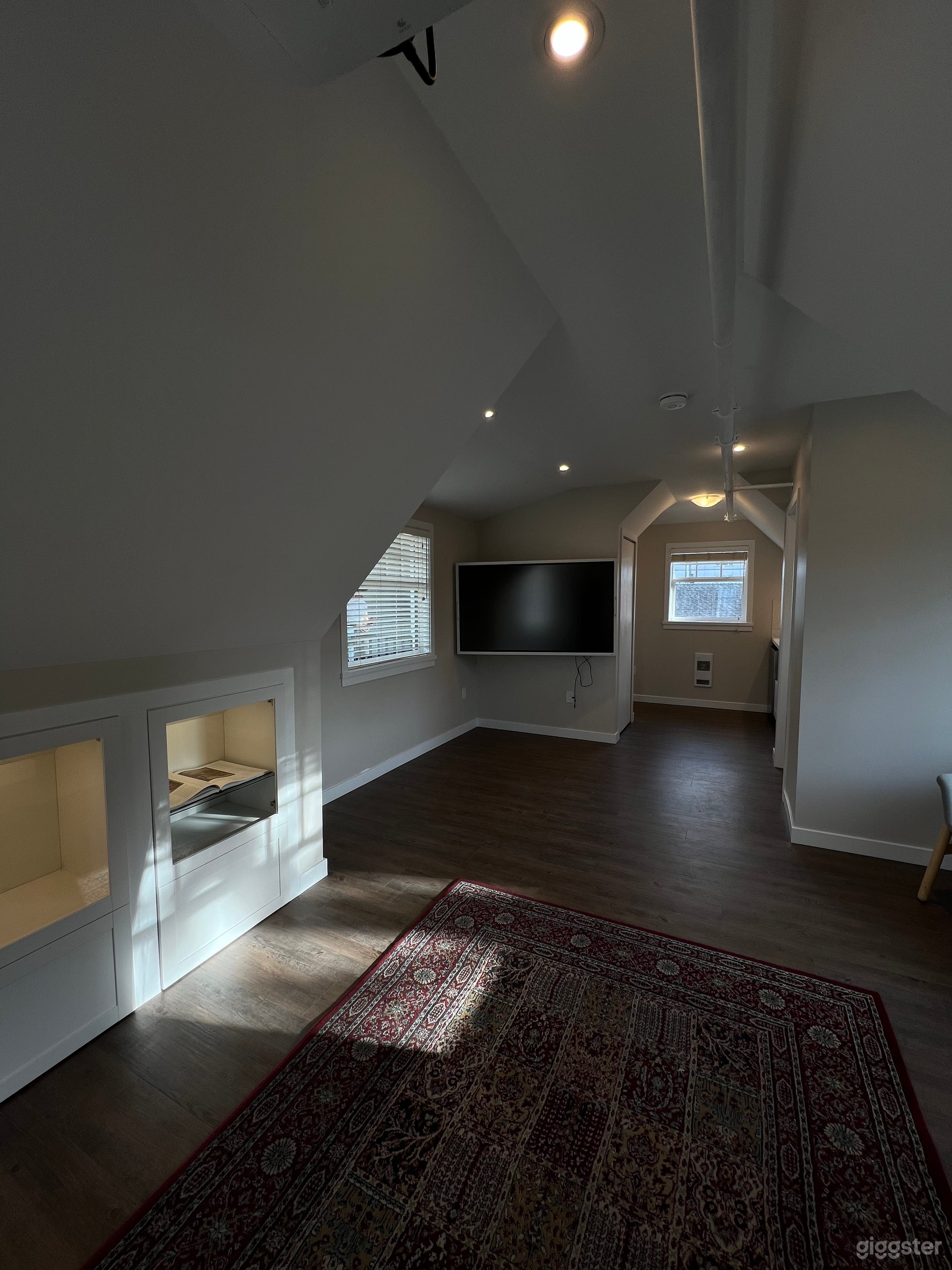 Strathcona Studio Loft (360 Natural Light) Photo 4