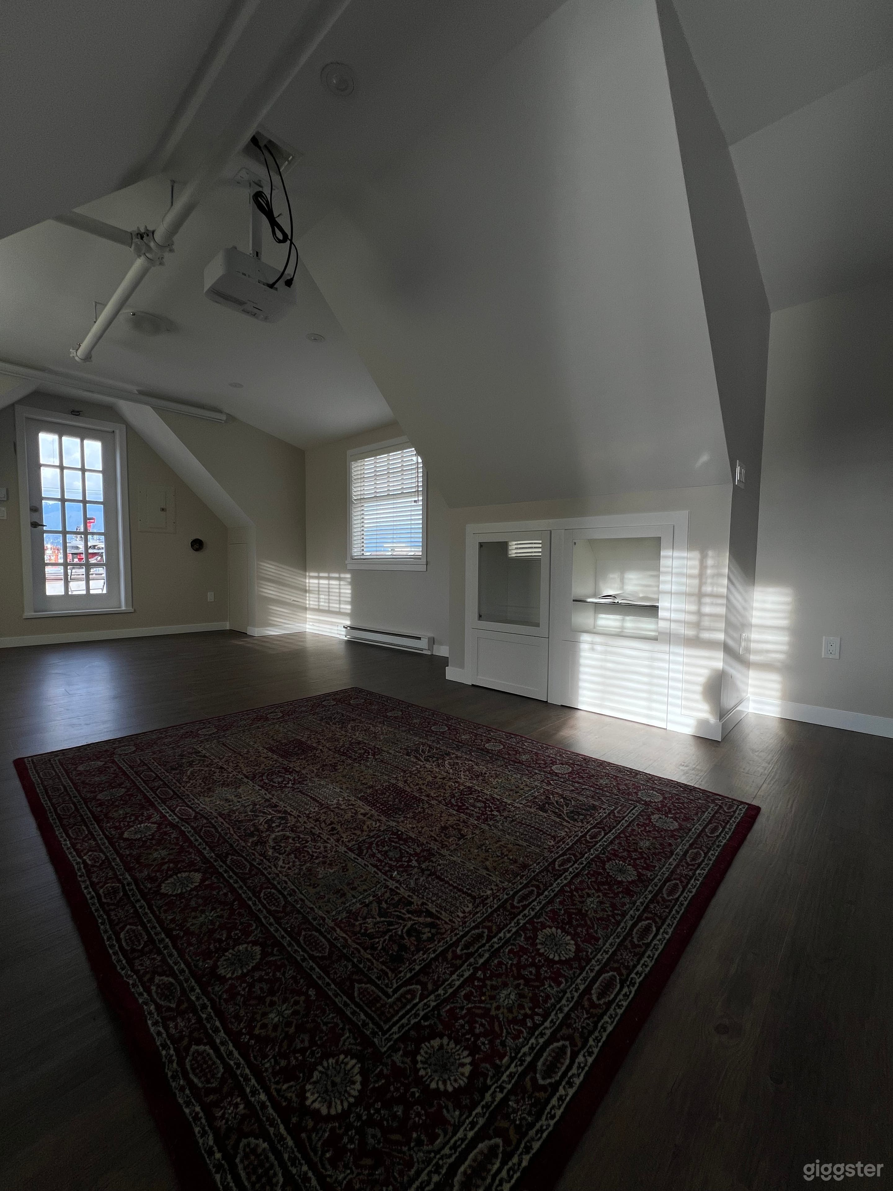 Strathcona Studio Loft (360 Natural Light) Photo 3