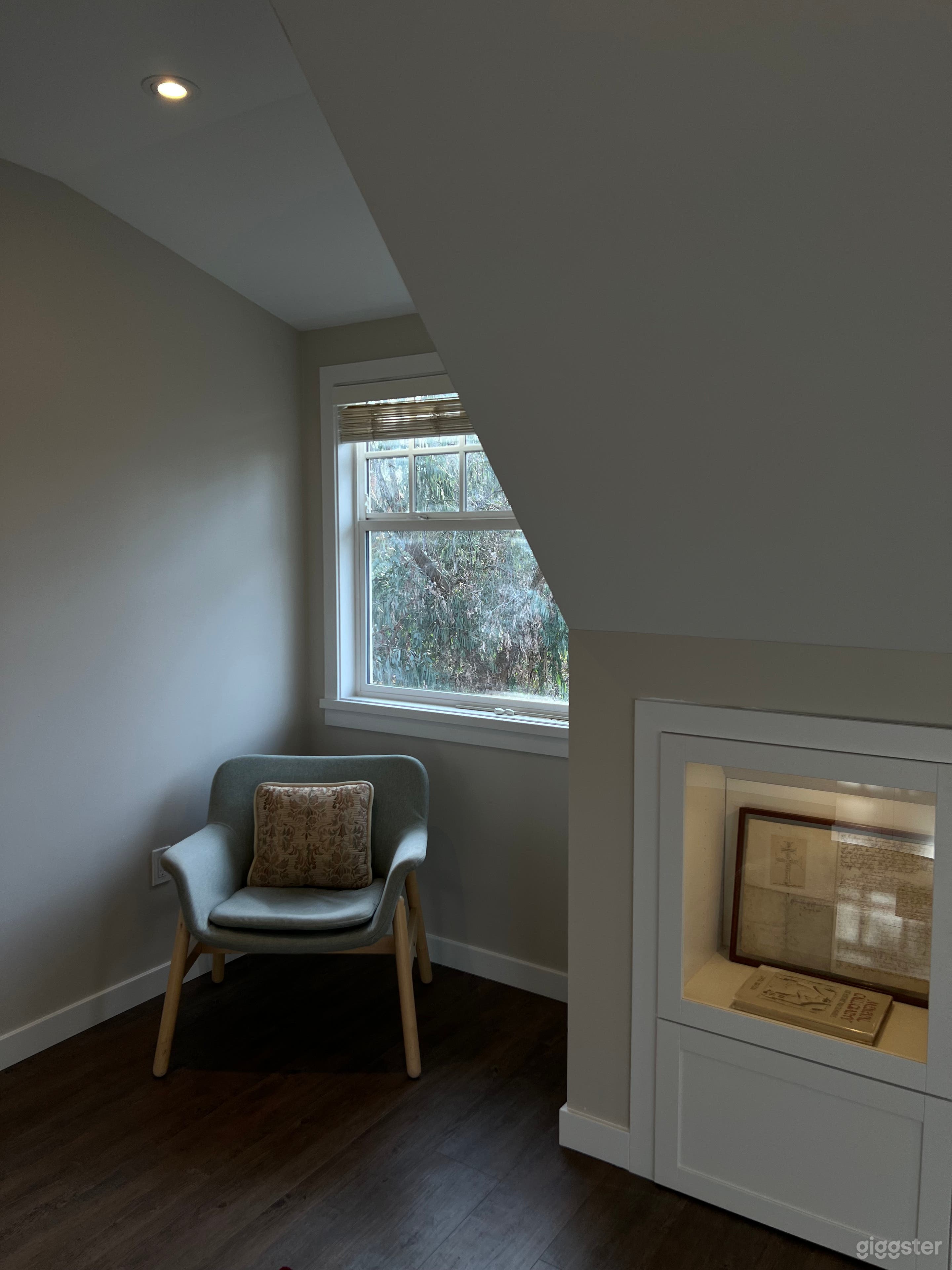 Strathcona Studio Loft (360 Natural Light) Photo 2