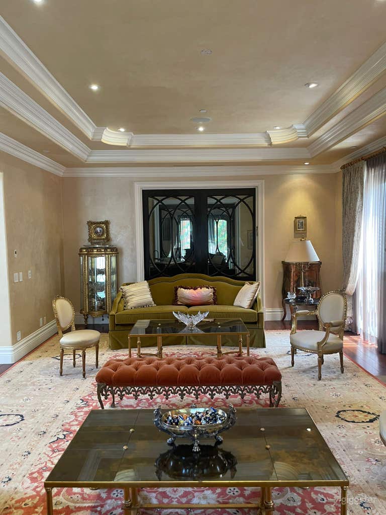  Luxurious Sitting Room 