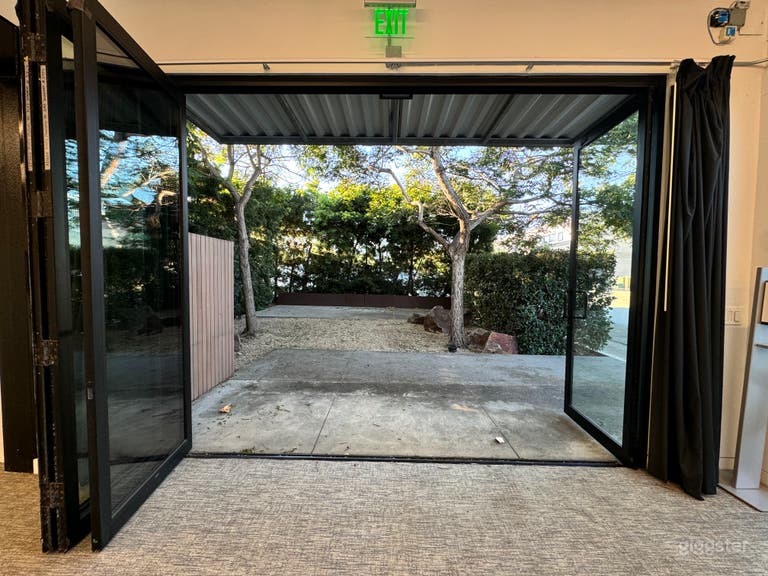  Indoor/Outdoor Event Lounge 