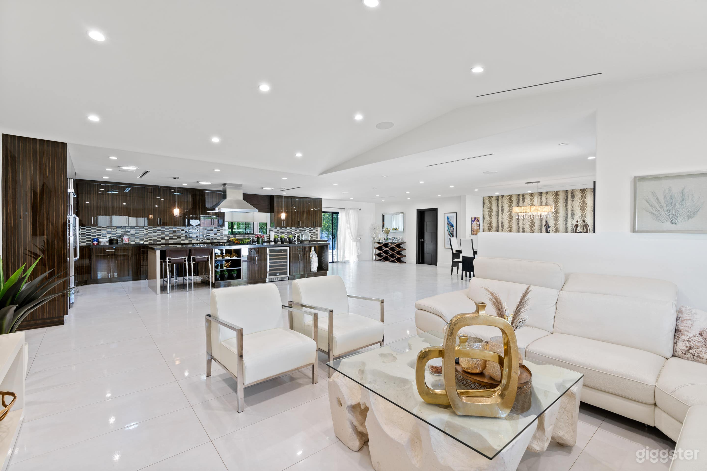 Gorgeous Contemporary / Modern Oasis  Photo 1