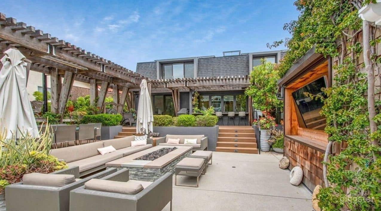 Resort Style Pool at West LA Photo 4