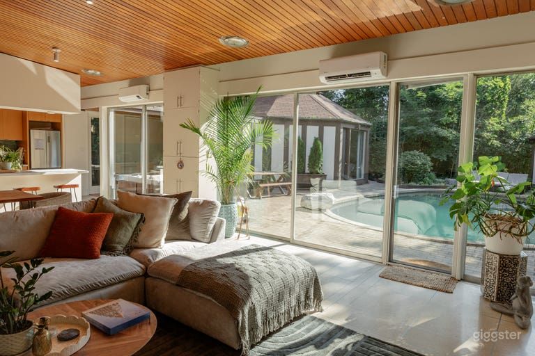 Living room with outlook over the pool and garden 
