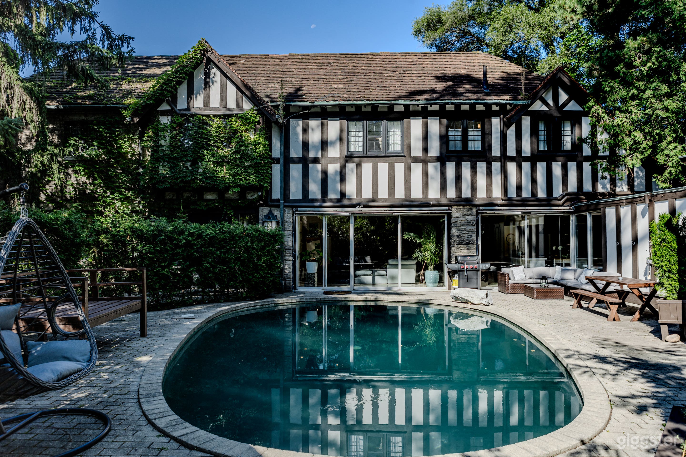 Bright &amp; Spacious Stunning Home in Bridal Path Photo 3