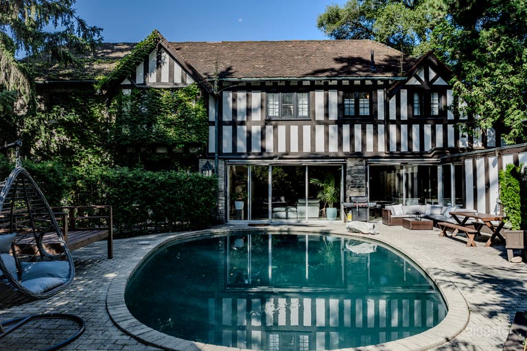  Bright & Spacious Stunning Home in Bridal Path 