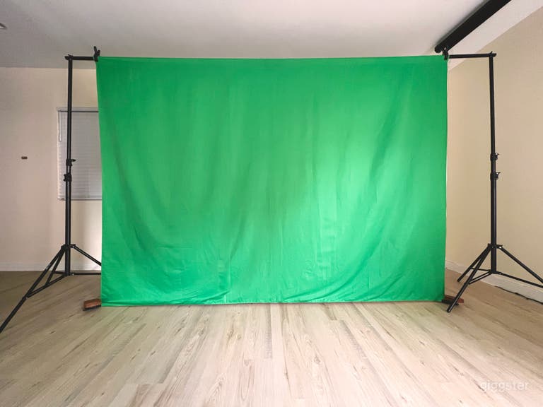  Green screen and white backdrop available 