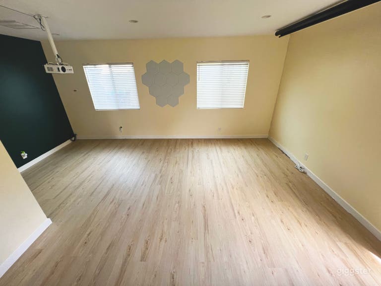  Can be completely cleared out in minutes. Projector arm can be tucked out of the way 