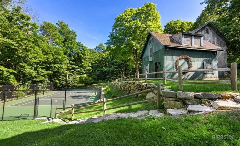  Casa di campagna con fienile e campo da tennis 