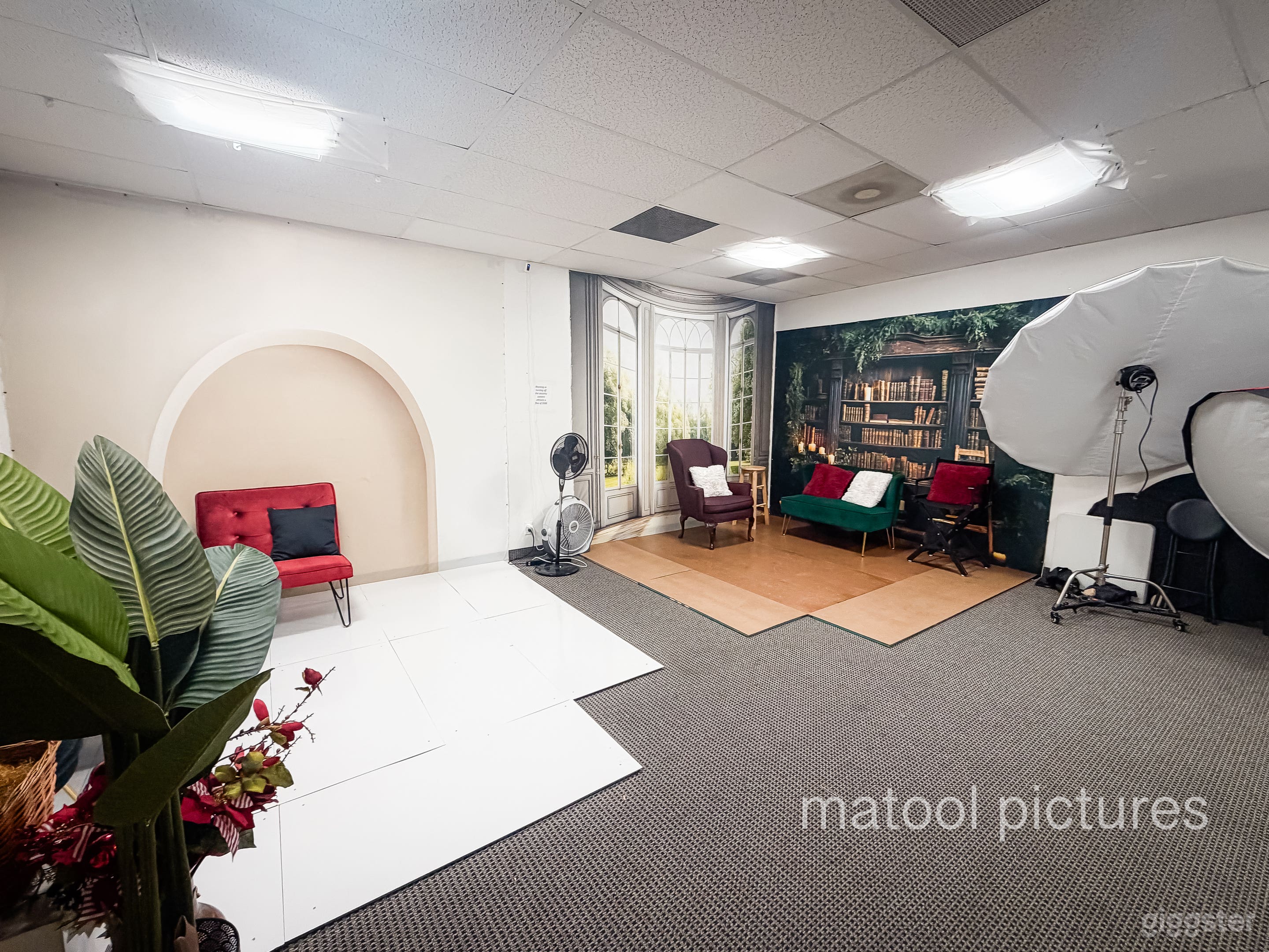 Realistic backgrounds photo studio with Lights and props Photo 2