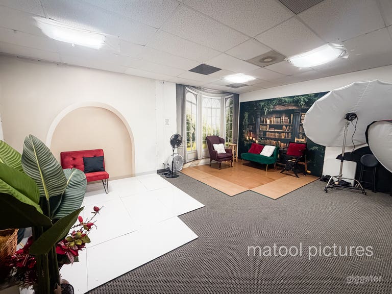  Realistic backgrounds photo studio with Lights and props 