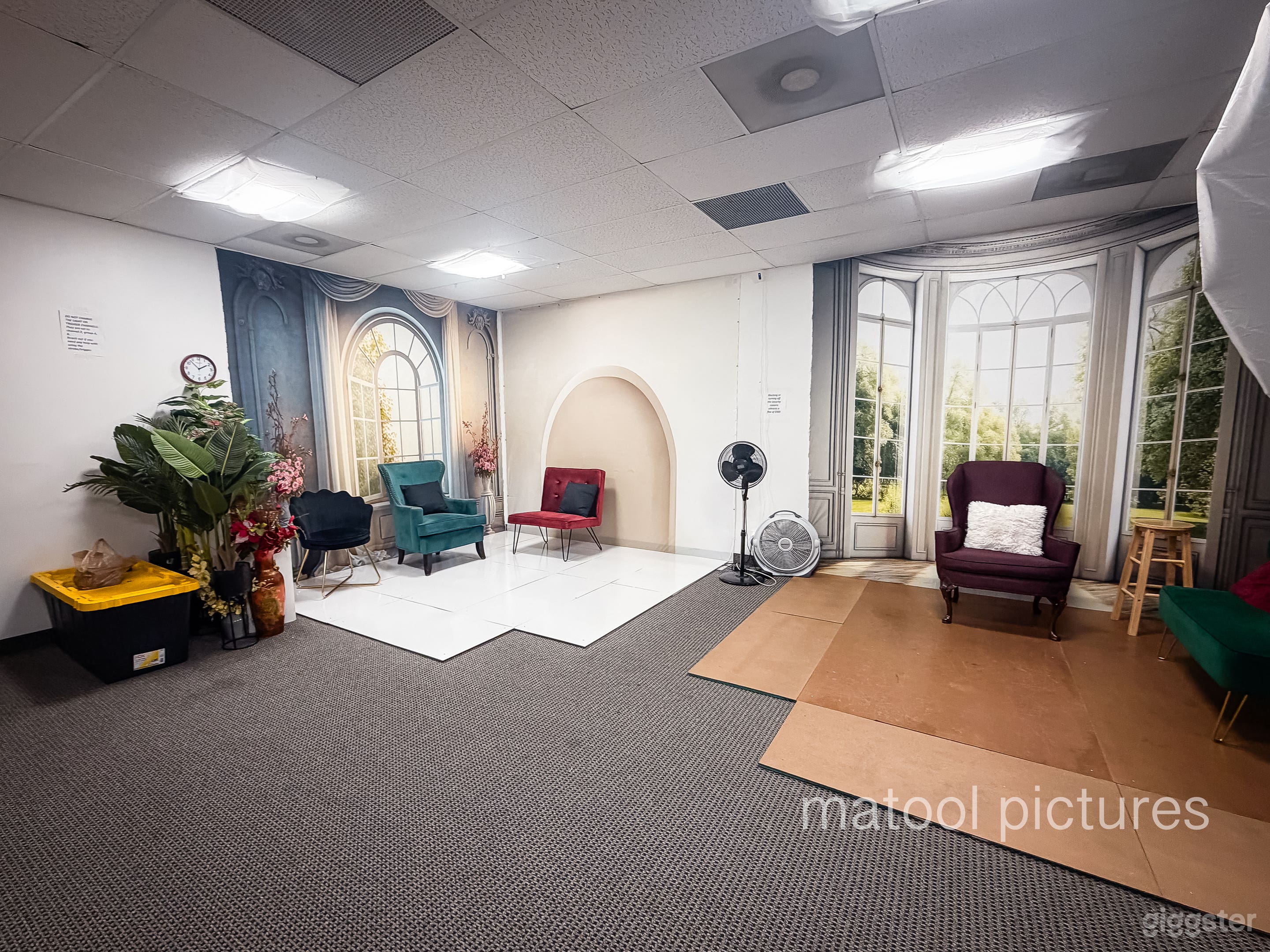 Realistic backgrounds photo studio with Lights and props Photo 1