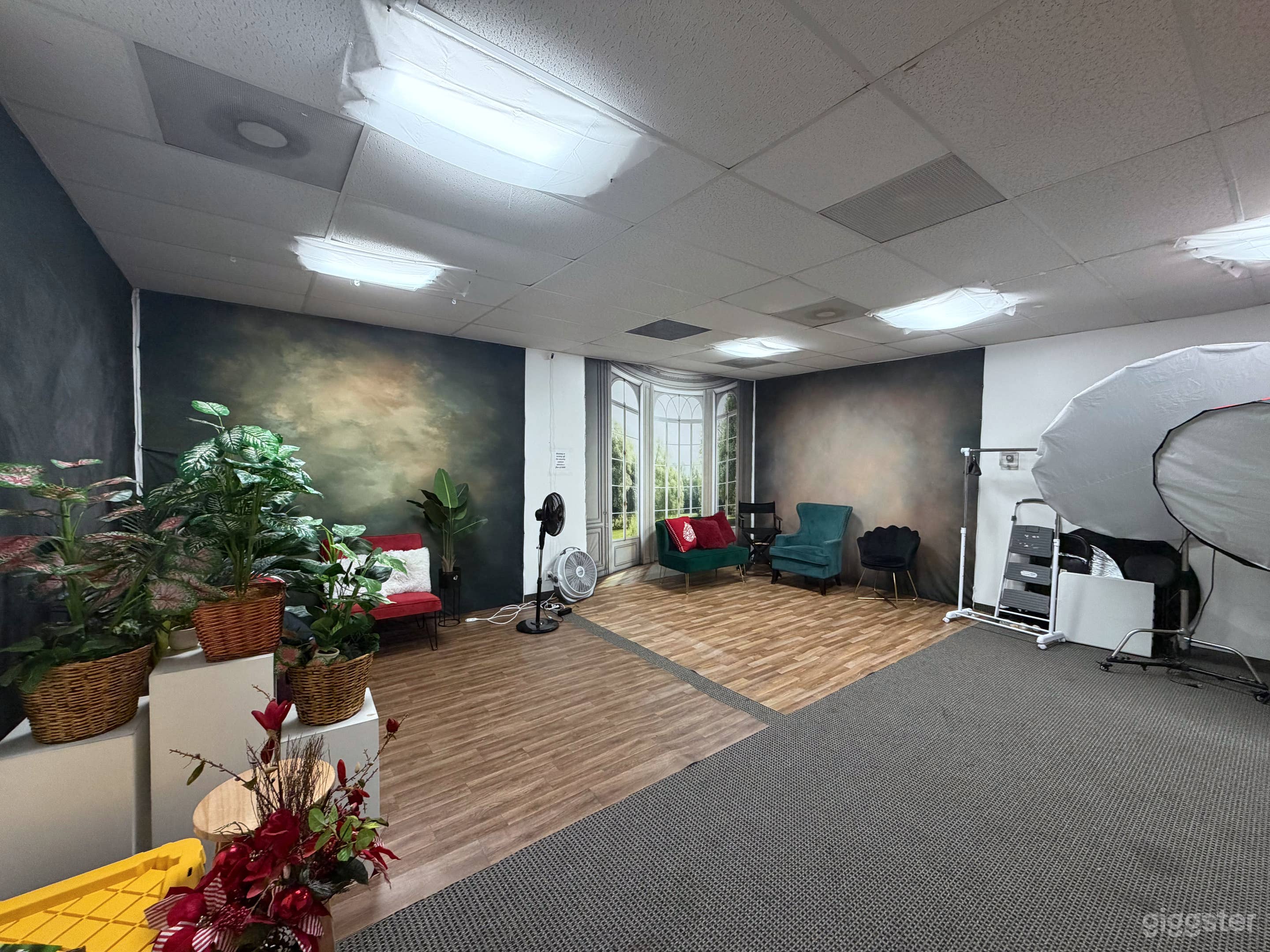 Realistic backgrounds photo studio with Lights and props Photo 1