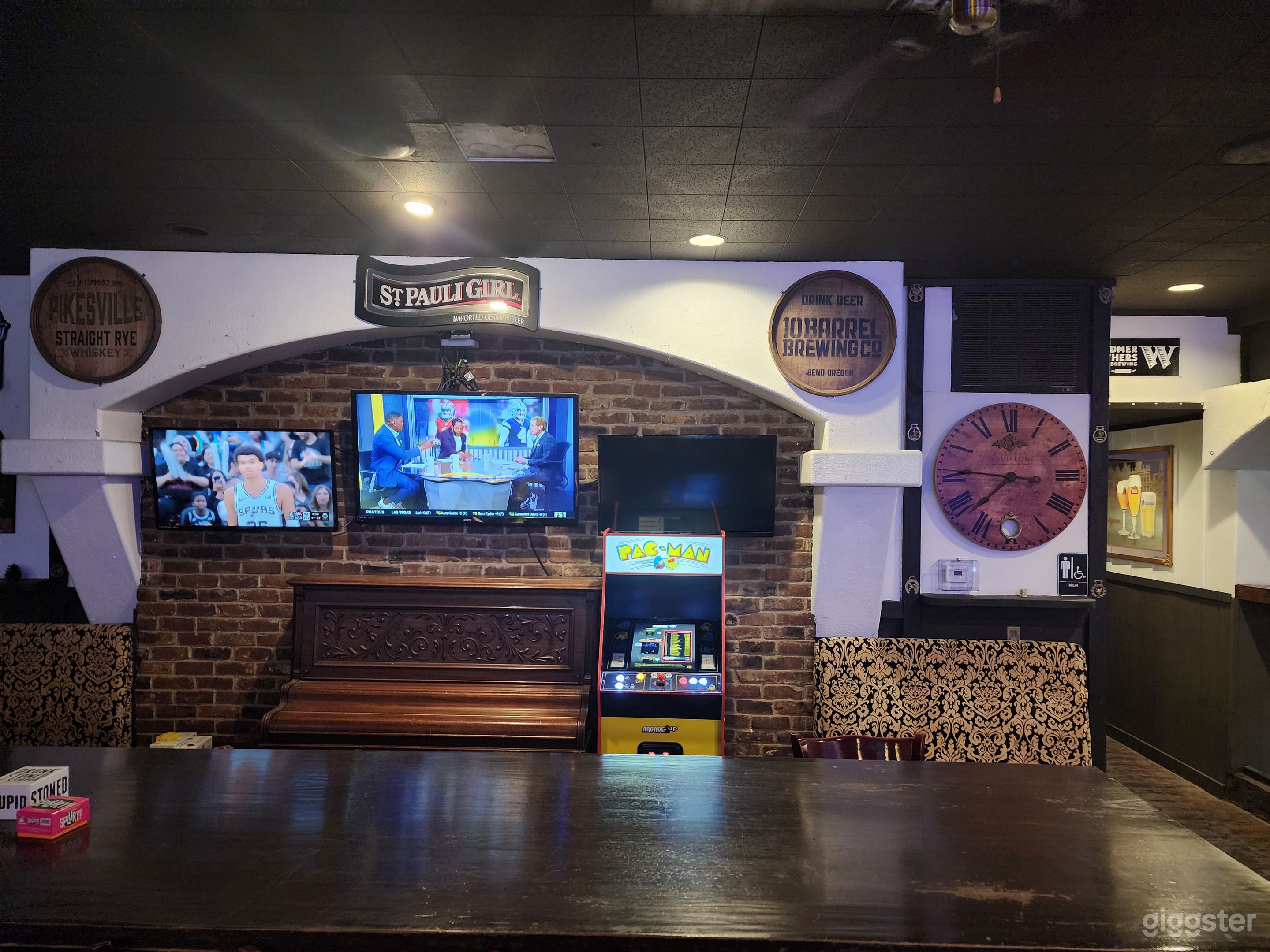 Welcoming bar where everyone knows your name Photo 4