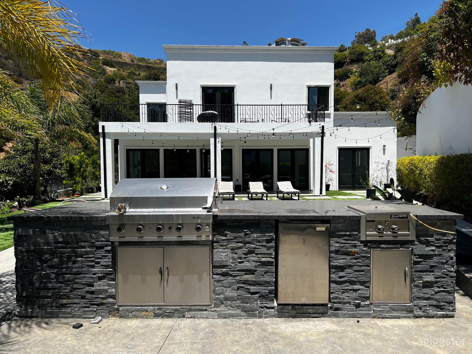 Contemporary Mediterranean-style Jewel Photo 1