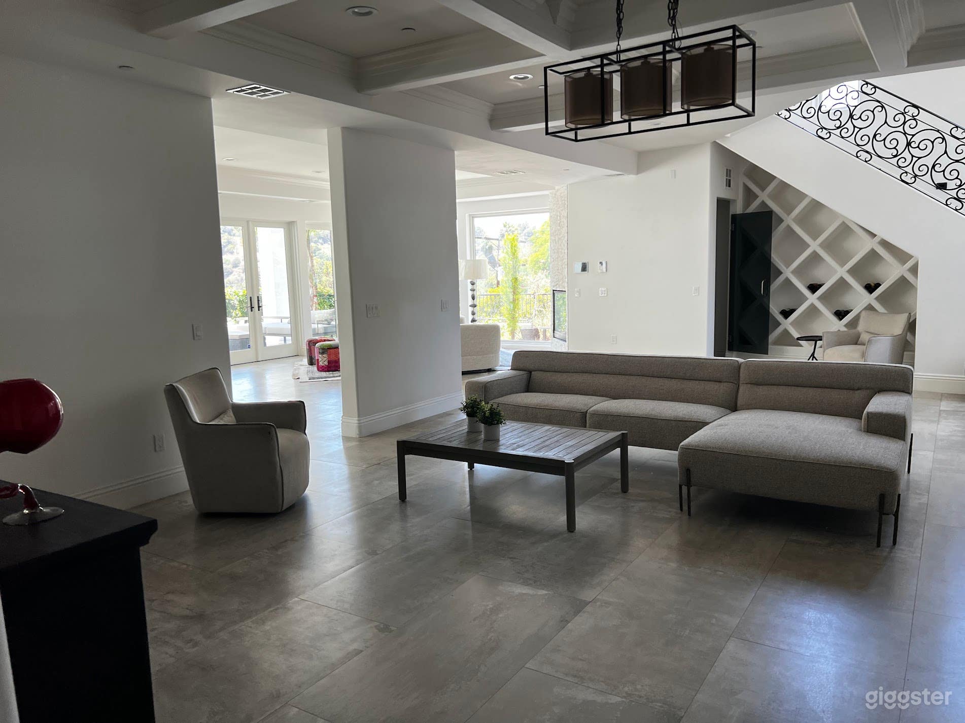 Contemporary Mediterranean-style Jewel Photo 4