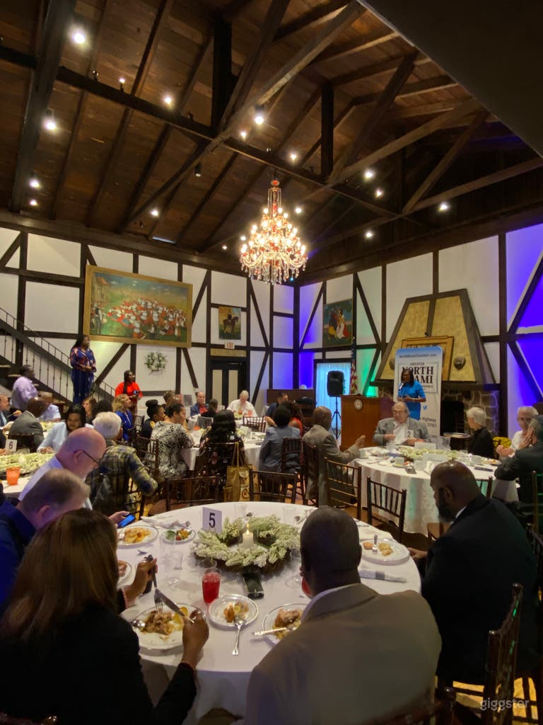 Gran salón comedor (Durante un evento) 