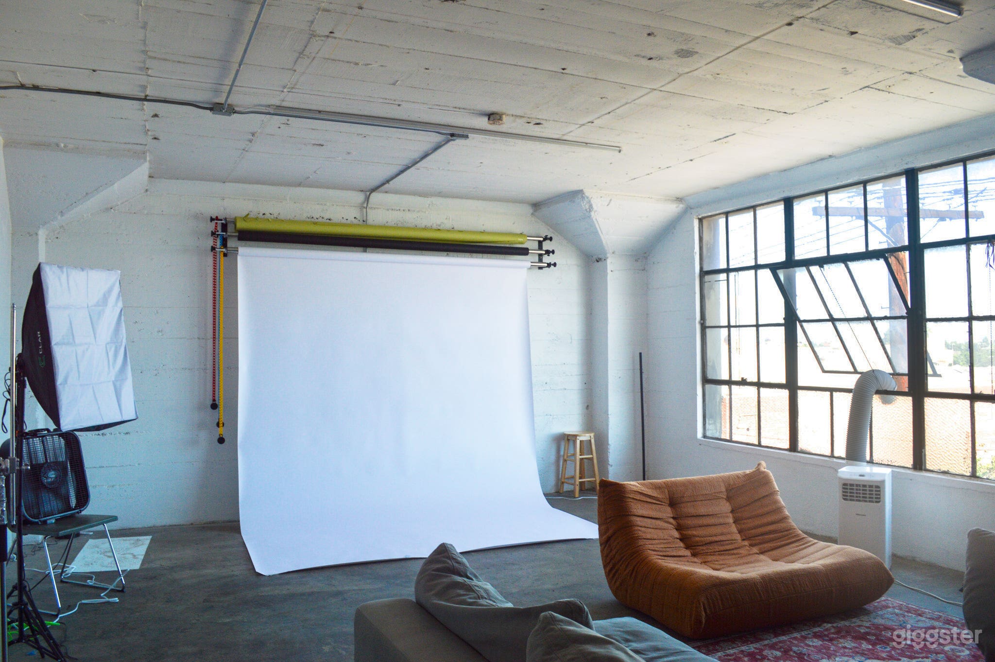 650 Sq Ft Natural Light Photo Studio + Rooftop DTLA View Photo 1
