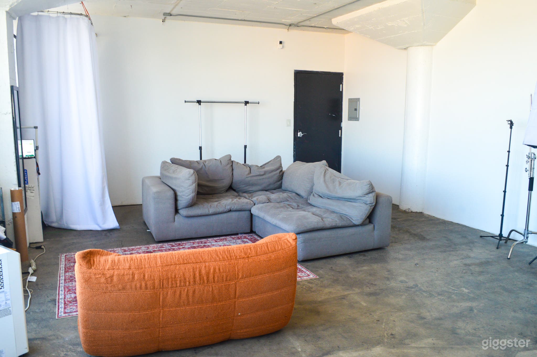 650 Sq Ft Natural Light Photo Studio + Rooftop DTLA View Photo 3
