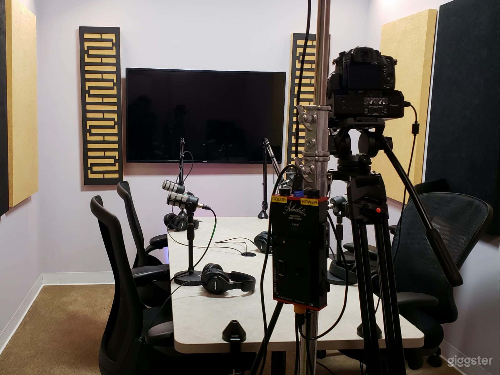 Podcast Studio/ Podcast recording space Photo 2