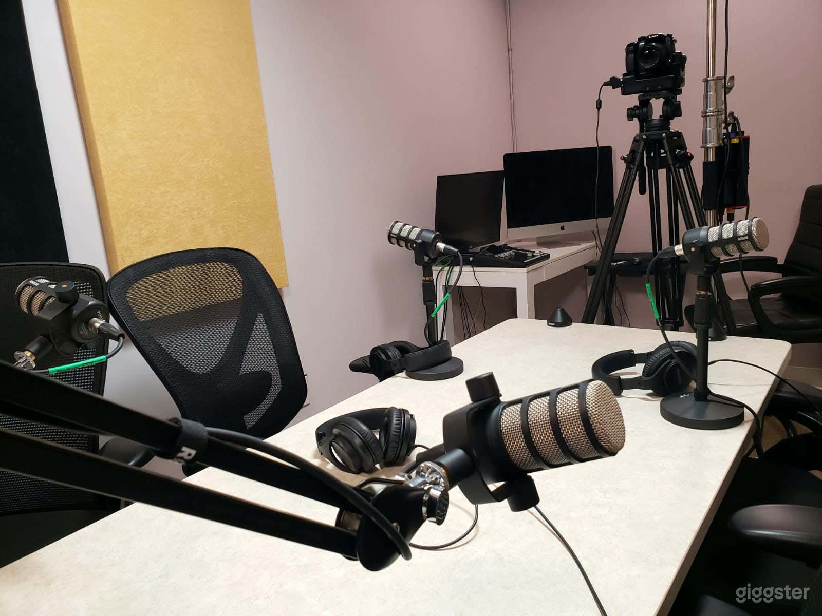 Podcast Studio/ Podcast recording space Photo 3