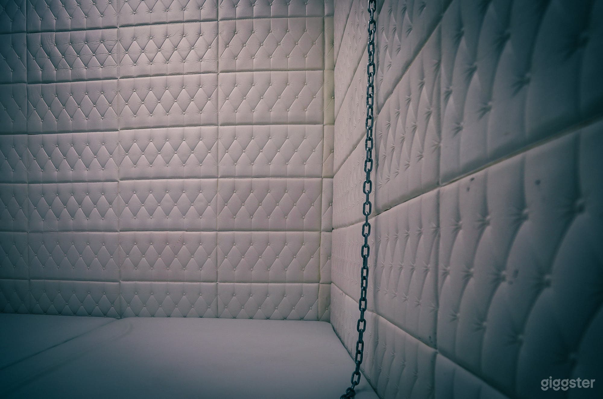 PADDED WHITE ROOM | ASYLUM | VIDEO PRODUCTION SET Photo 4