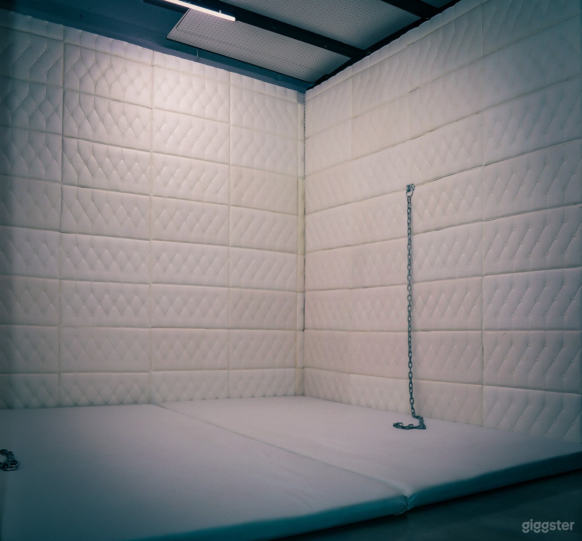 PADDED WHITE ROOM | ASYLUM | VIDEO PRODUCTION SET Photo 3