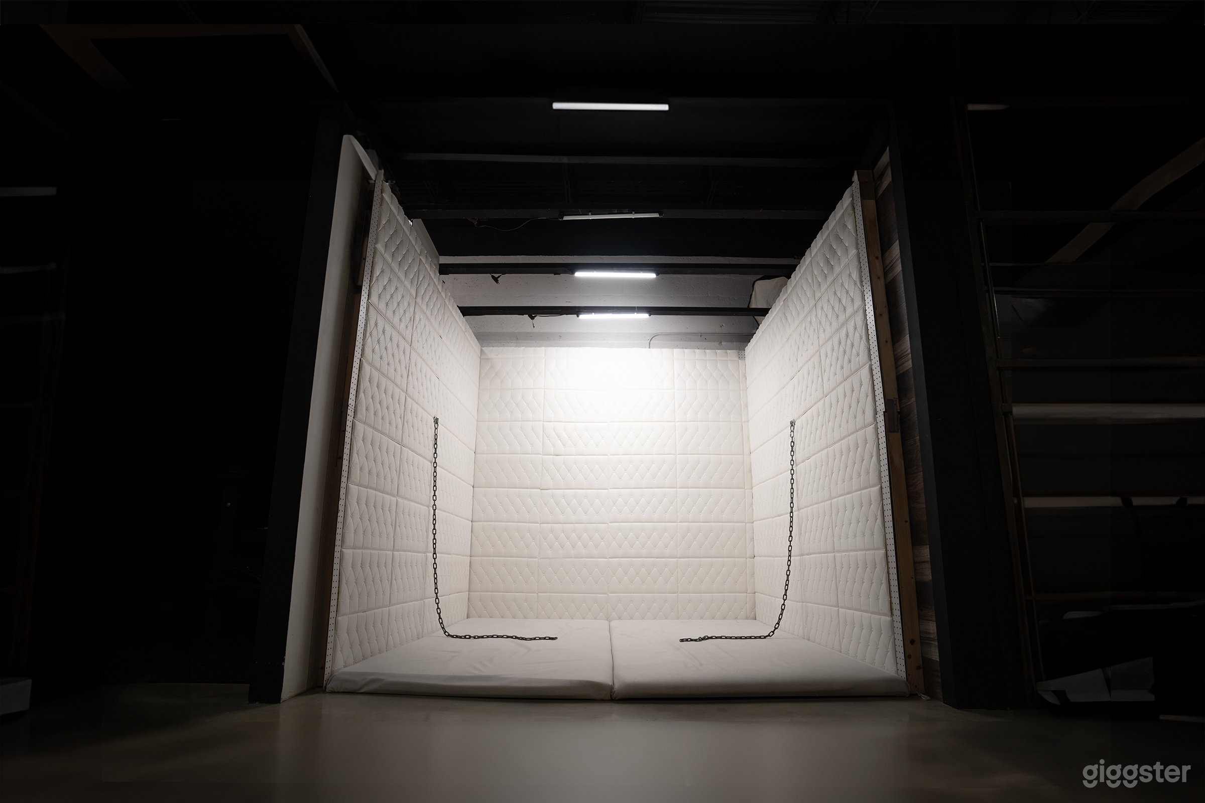 PADDED WHITE ROOM | ASYLUM | VIDEO PRODUCTION SET Photo 1