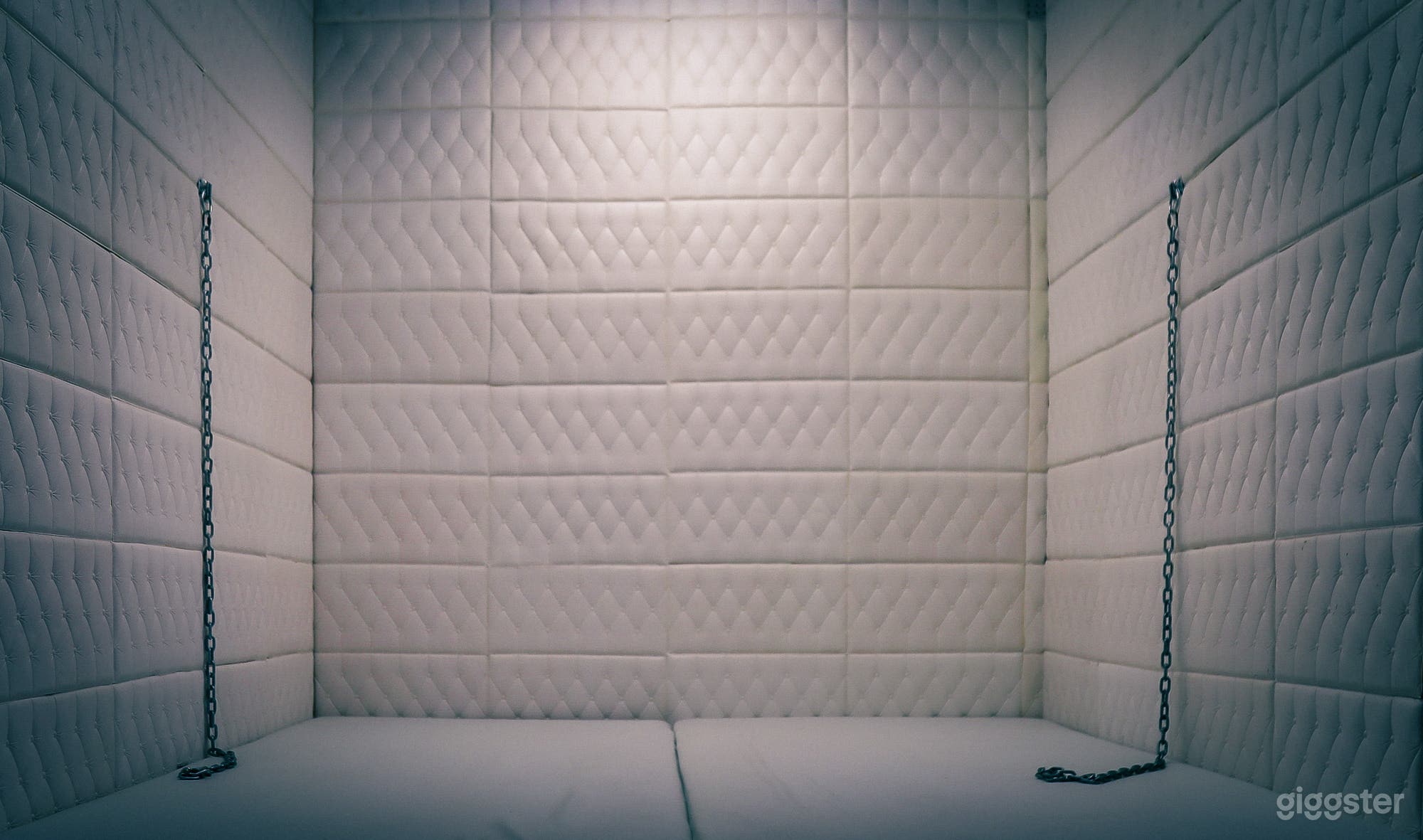 PADDED WHITE ROOM | ASYLUM | VIDEO PRODUCTION SET Photo 2