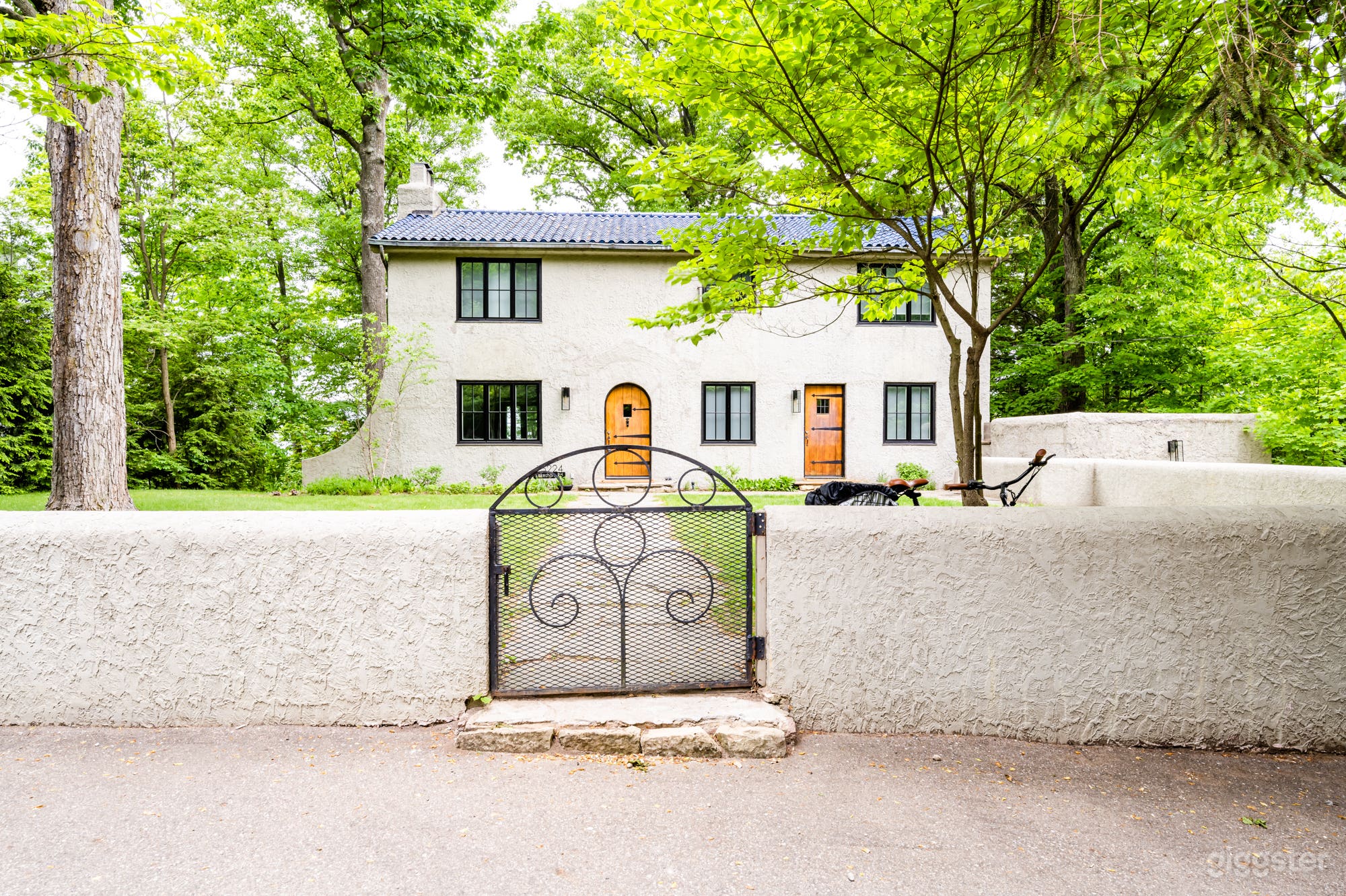 Private House w Gorgeous Lake View Photo 1
